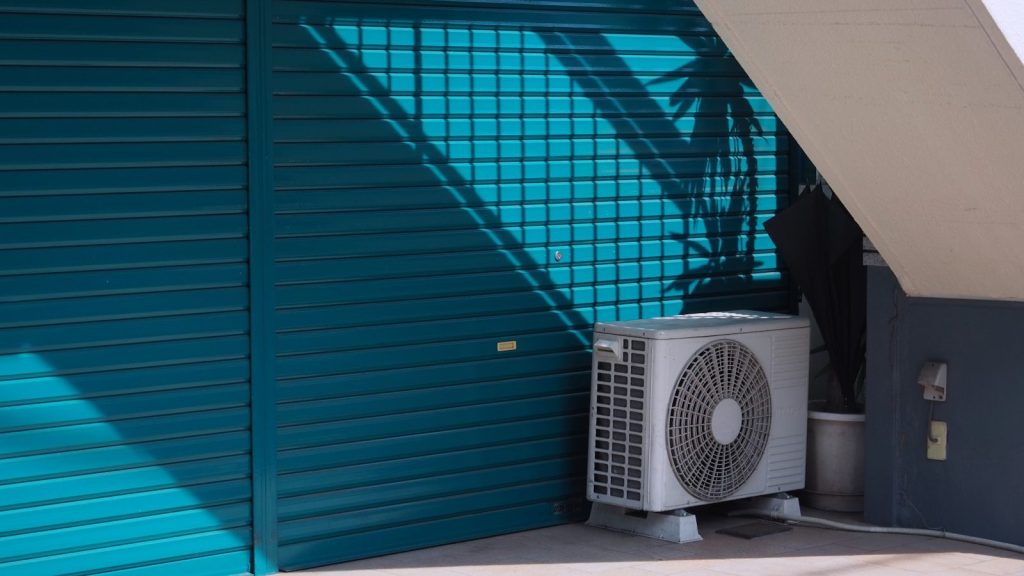 A air conditioner sitting outside of a building